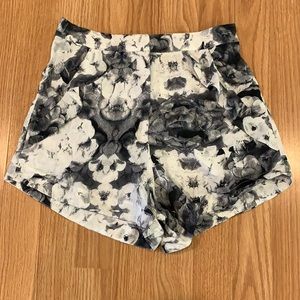 Topshop Black White Floral-like Artistic Print Shorts Size 4 NWT